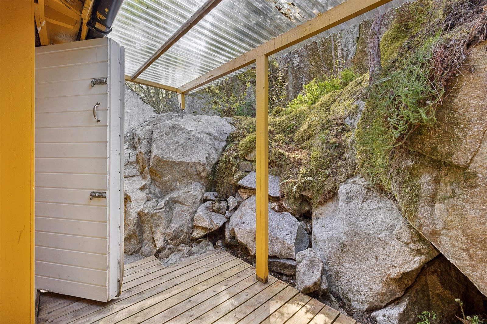 Overbygget uteområde gir ly for vær og vind, og ekstra lagringsplass. Galleribilde