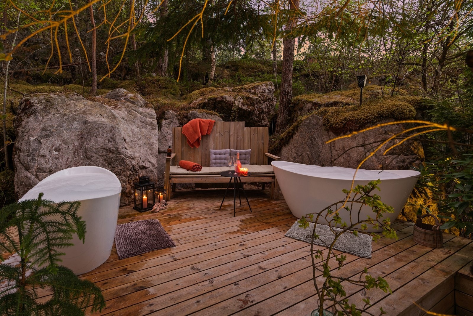 En skjermet uteplass med badekar gir en privat spa-følelse, omkranset av natur. Galleribilde