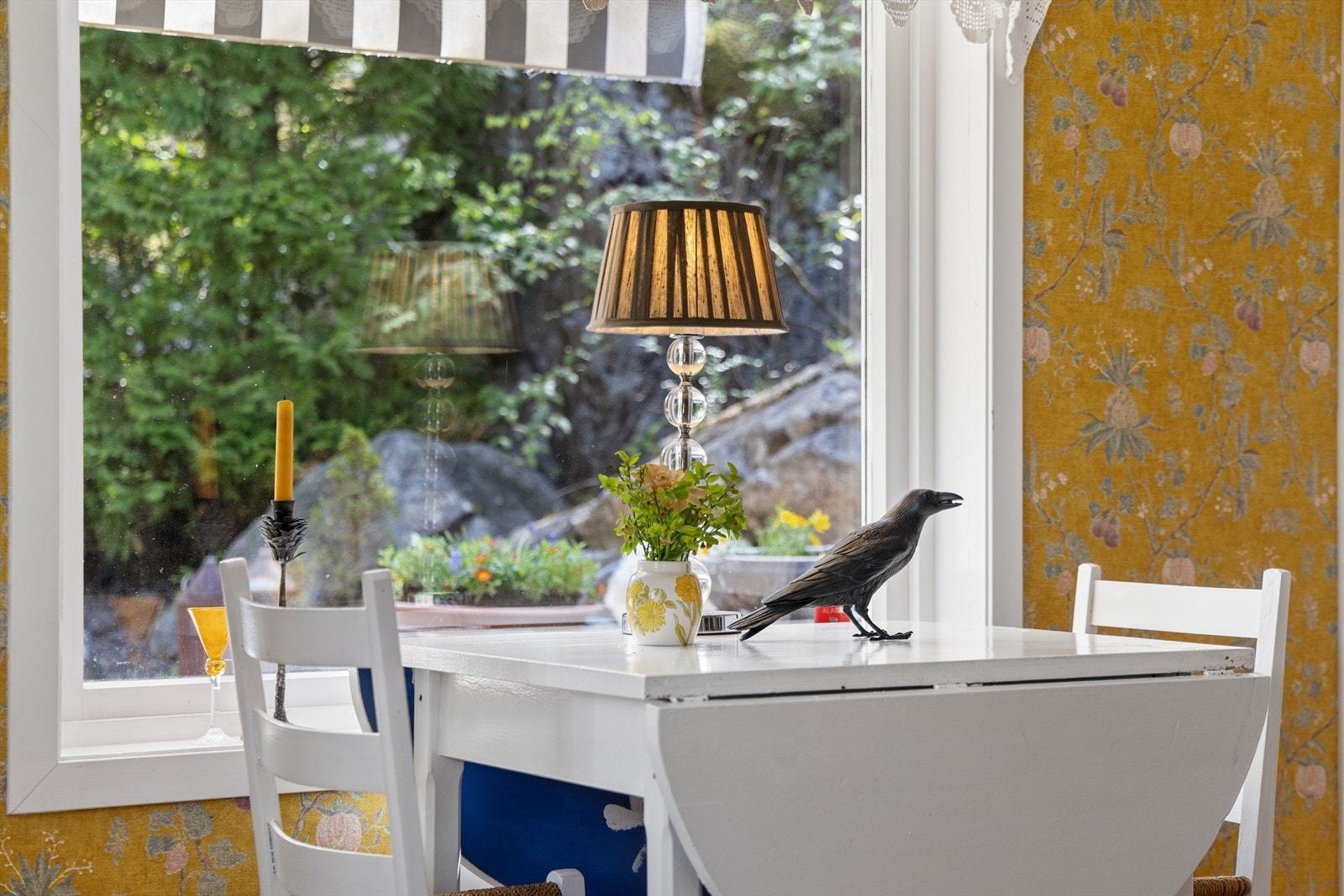 Vinduer med 2-lags glass slipper inn lys og rammer inn naturen utenfor. Galleribilde