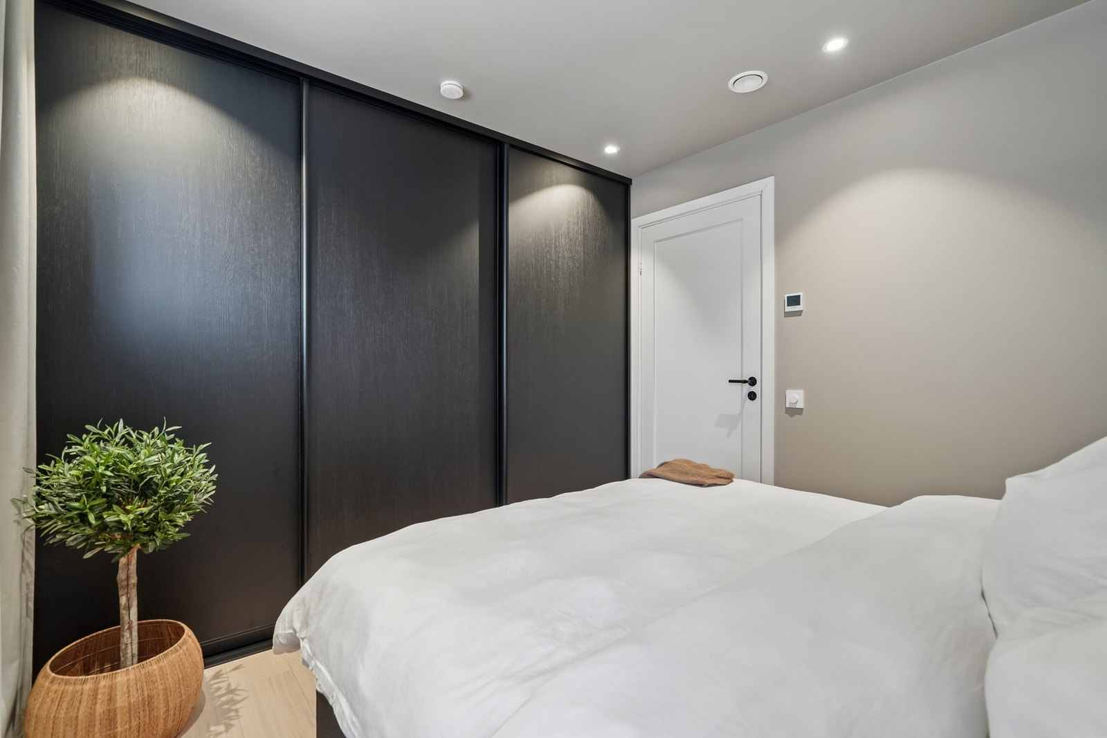 Innredet med dobbeltseng, nattbord og en stor skyvedørsgarderobe som gjør det enklere å få oversikt over garderoben din. Galleribilde