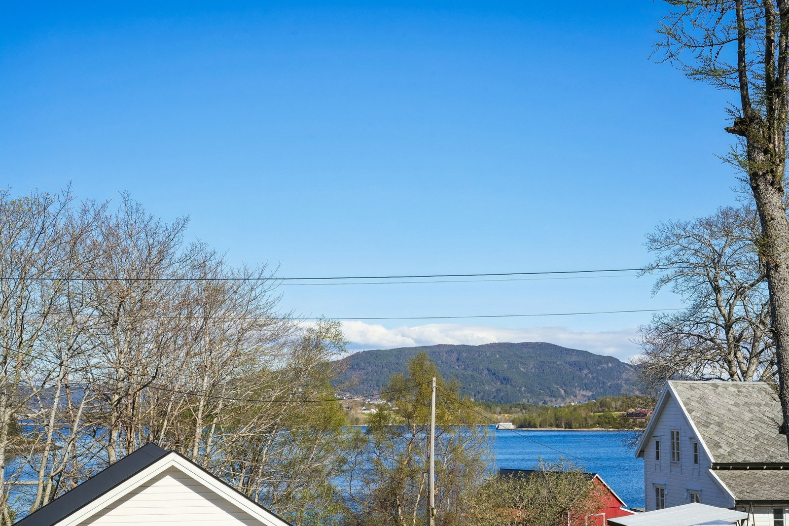 - en stor terrasse med flott utsikt mot Tørla, Eidsundet og Tørlevågen. Galleribilde