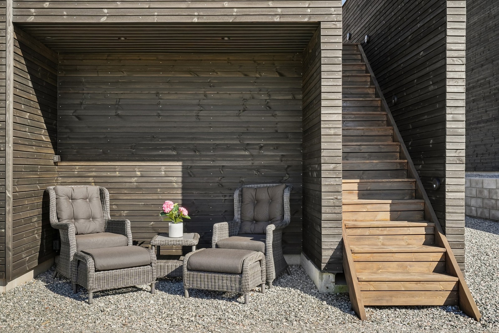 Et lunt uteområde skapt for rolige kaffepauser i solen. Enkel tilkomst via utvendig trapp opp til terrassen. Galleribilde