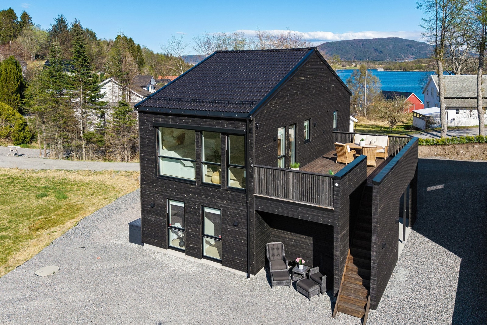 PrivatMegleren presenterer en meget flott enebolig fra 2023 med høy standard og carport i barnevennlig område. Galleribilde