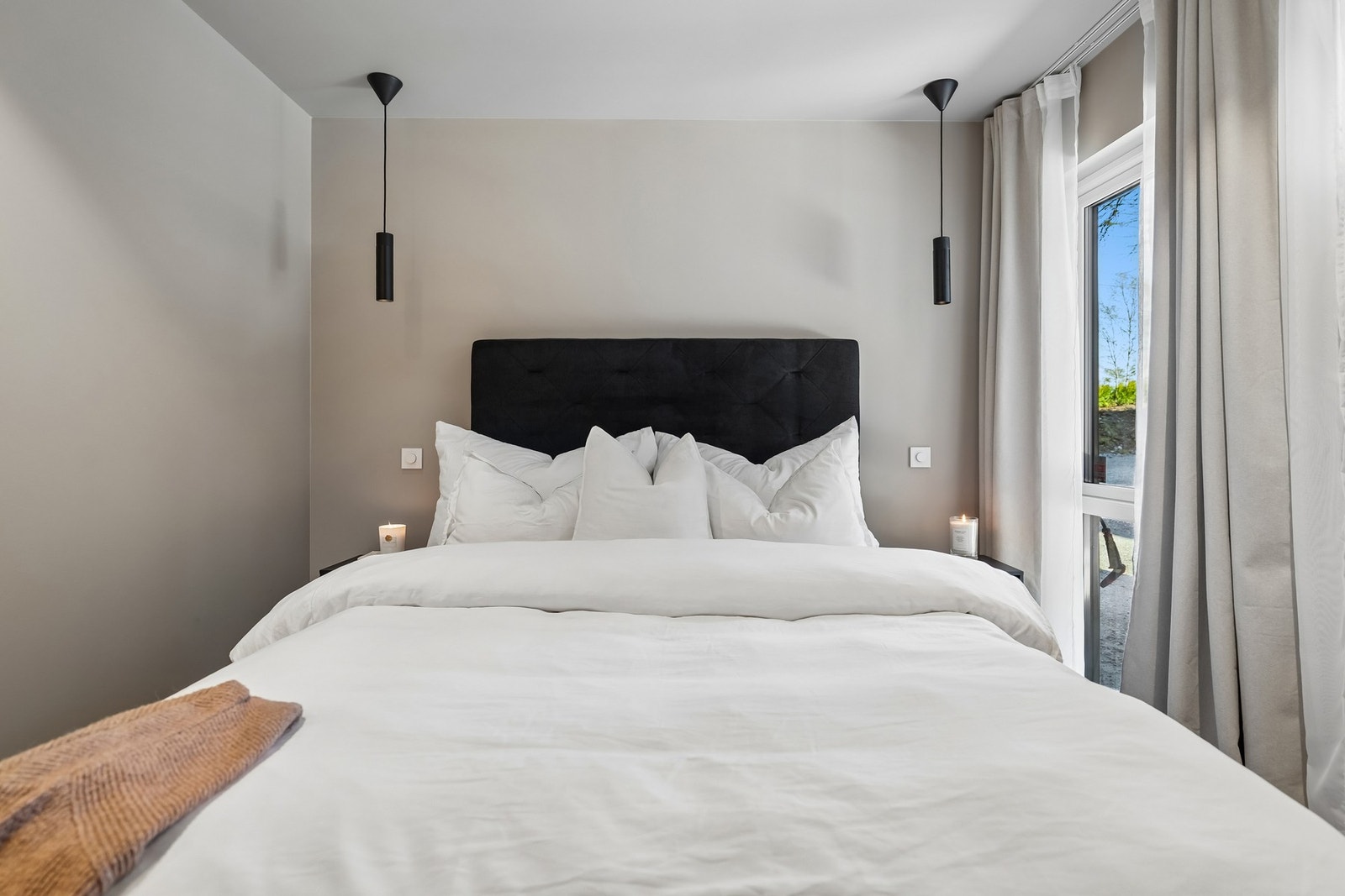 Et soverom som kombinerer moderne eleganse med hotellkomfort - rett og slett et sted du faktisk gleder deg til å trekke deg tilbake. Galleribilde