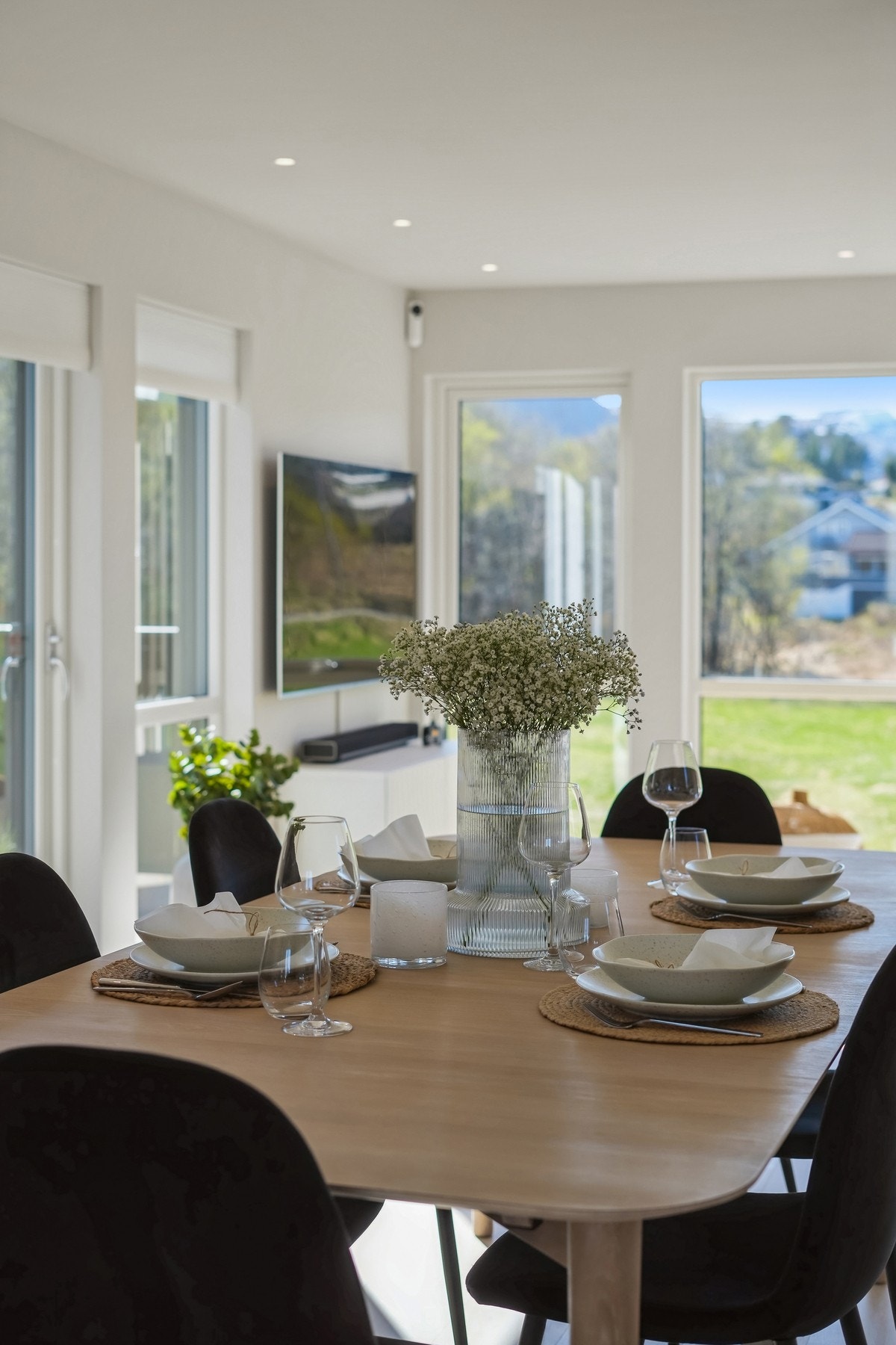 Delikat borddekking som setter stemningen for lange middager og hyggelige kvelder. Galleribilde