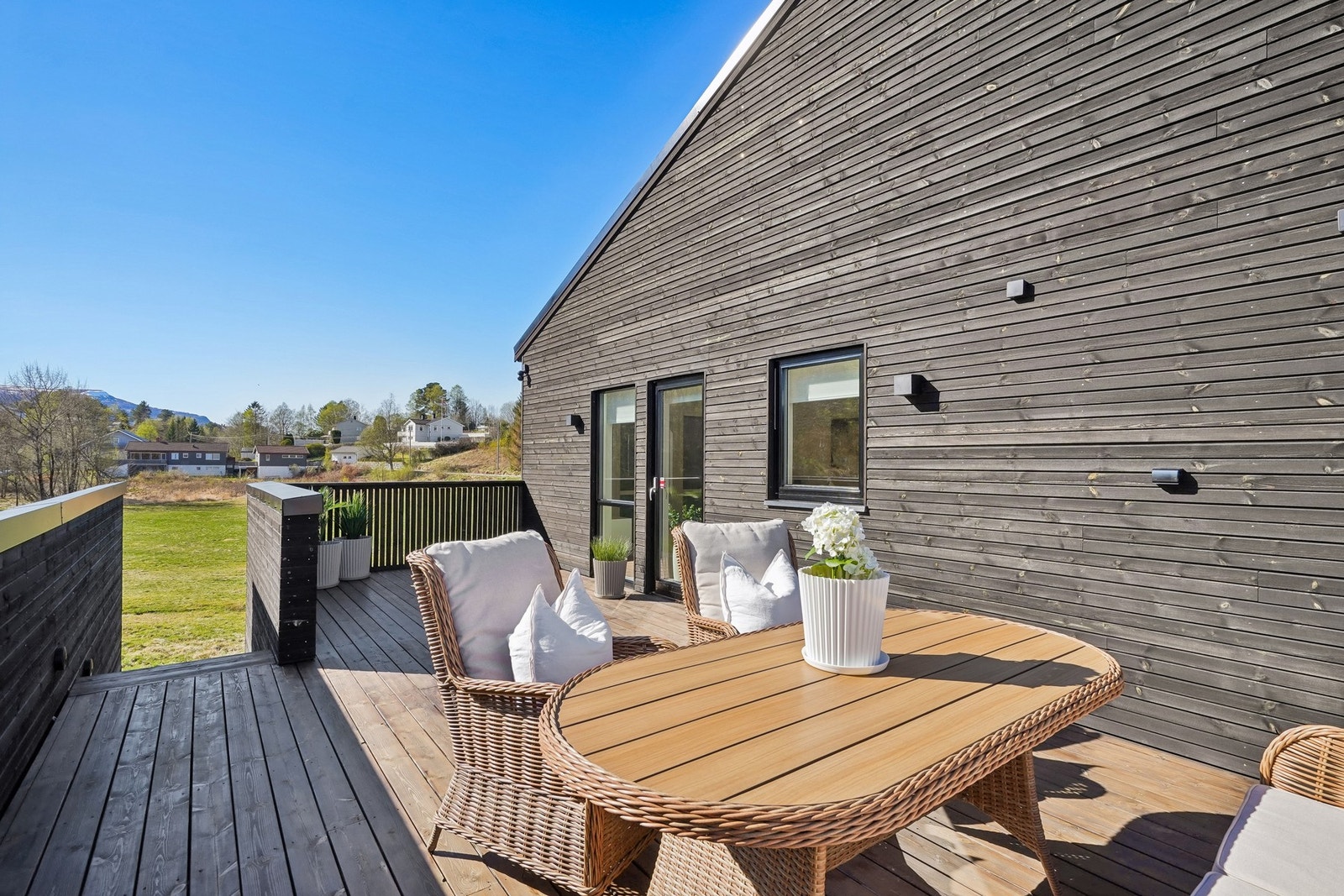 Med plass til både lounge, spisegruppe og grønne oaser. Det er opplagt lys og strøm. Galleribilde