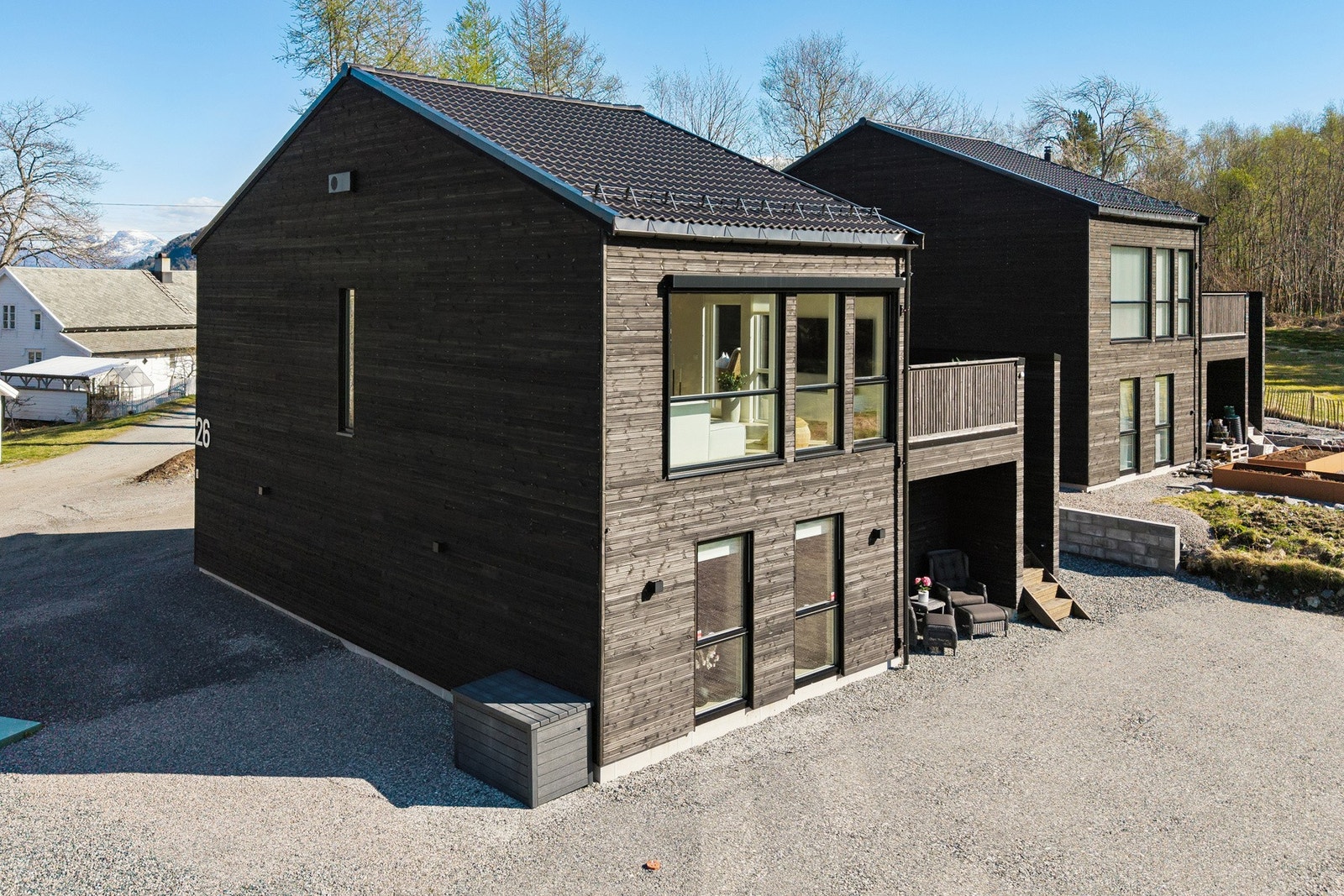 Tomten er fint planert opp med singlet gårdsplass. Galleribilde