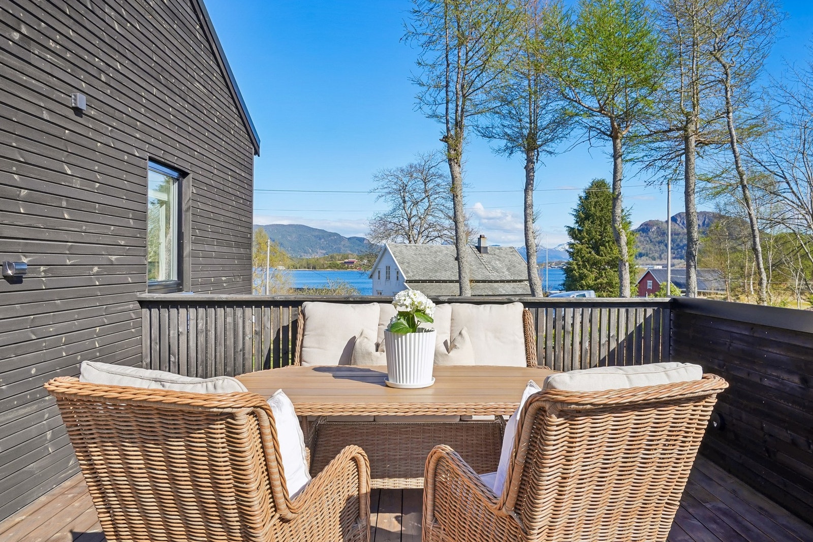 29 kvm med sol, plass og sommerfølelse. Her det rom for både lange frokoster, store middagsselskaper og late dager i solen. Galleribilde