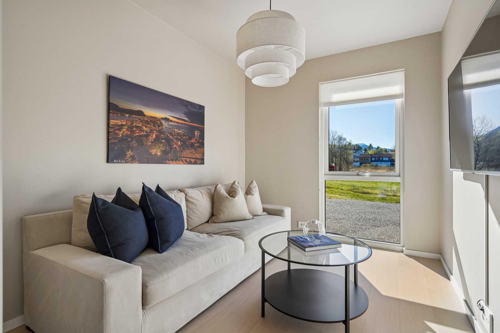 Soverom nr. 3 er på ca. 8 kvm, og er per i dag brukt som en ekstra stue. Galleribilde