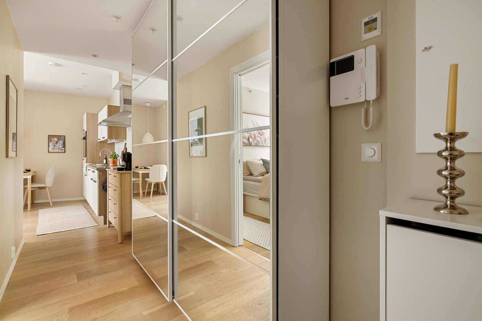Velkommen inn! I entréen på 6 kvm er det god lagringsplass i skyvedørsgarderobe. Galleribilde