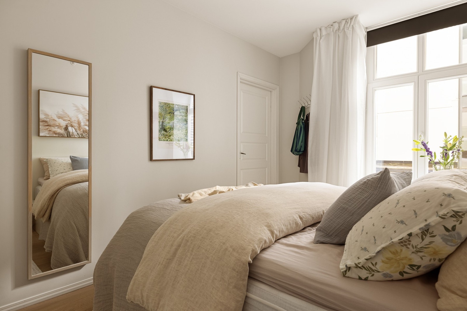 Fra soverommet er det tilkomst til en walk-in garderobe/innvendig på 4 kvm. Galleribilde