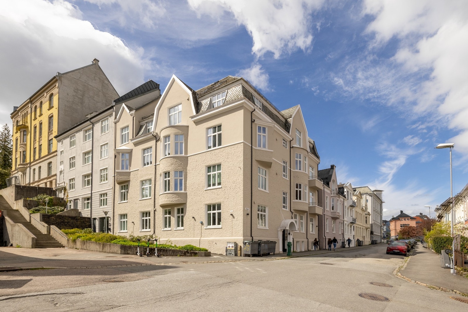 Sameiet består av 16 leiligheter. Bygget ble oppusset og ombygget fra kontor til leiligheter i 2014. Galleribilde