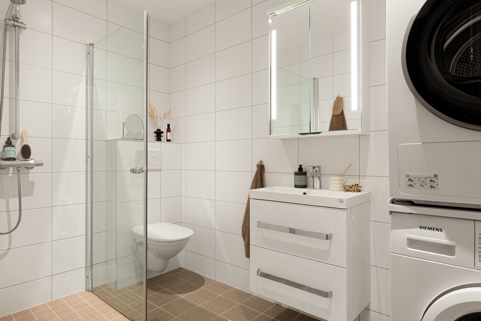 Badet er helfliset med vannbåren gulvvarme og innfelte downlights i tak. Galleribilde