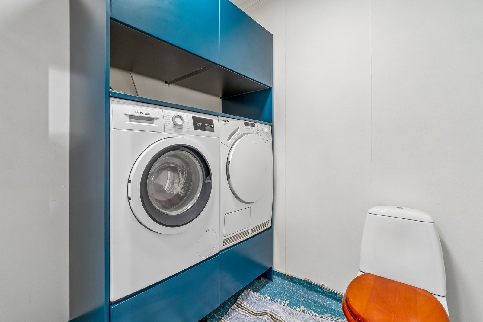 Like ved badet finner du boligens vaskerom, som også har et ekstra toalett. Galleribilde