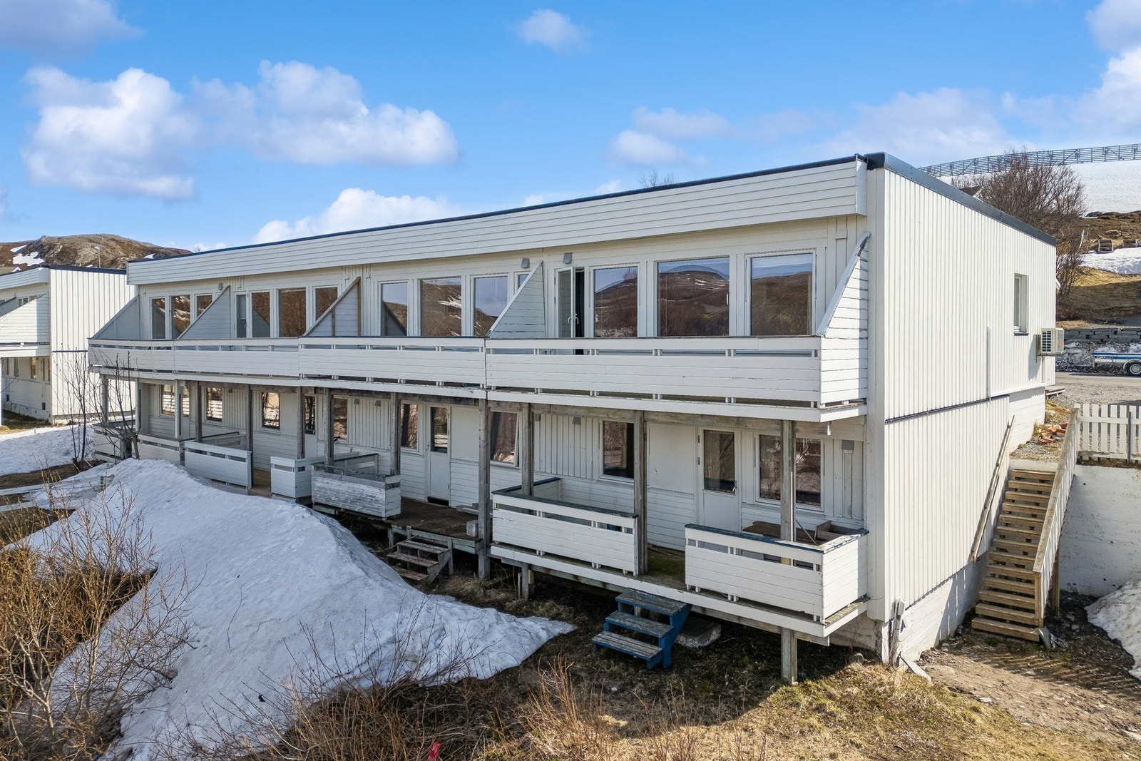 Boligen ligger i bydelen Baksalen i Hammerfest kommune, ca. 2 km fra bysentrum. Baksalen er et område etablert med rekkehus og eneboliger. Galleribilde
