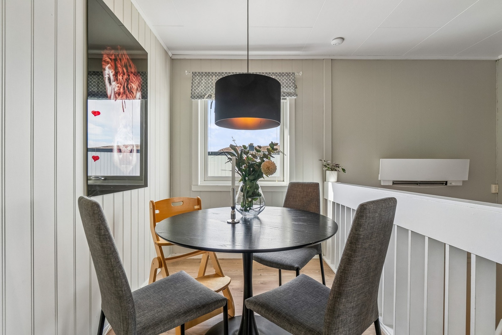 Ved trappegangen får du fint plass til spisebord og stoler. Galleribilde
