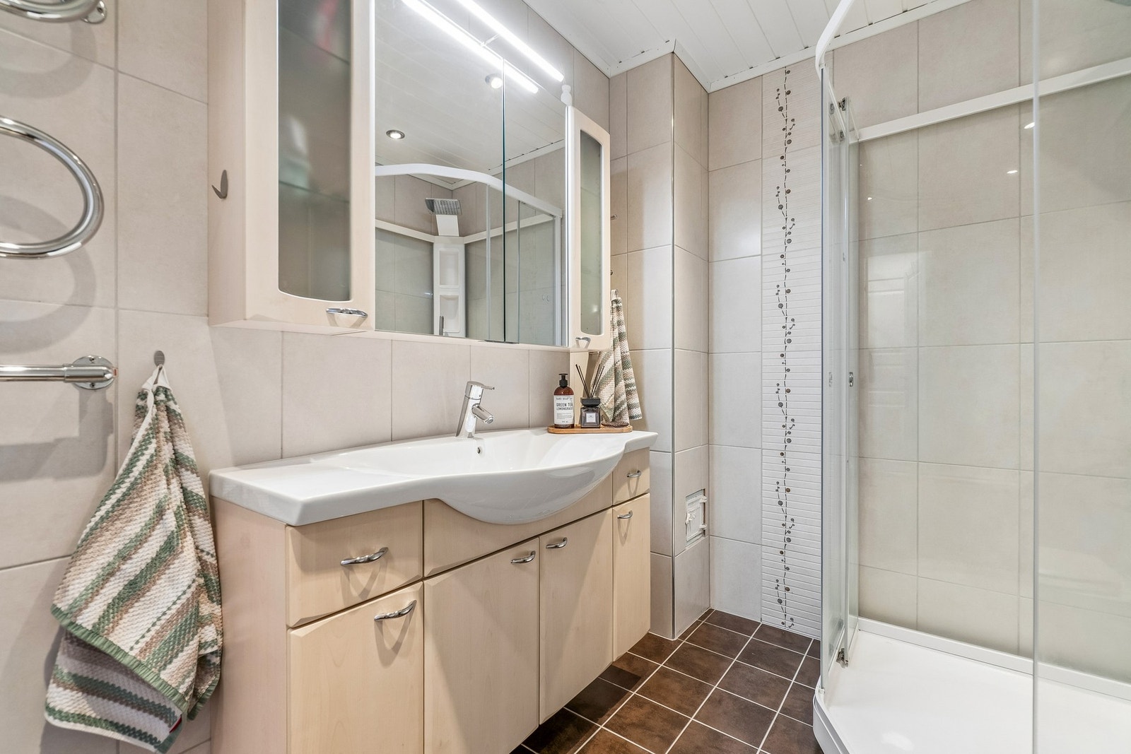 Badet fremstår tidløst og fikk ny dusj i 2022. Galleribilde
