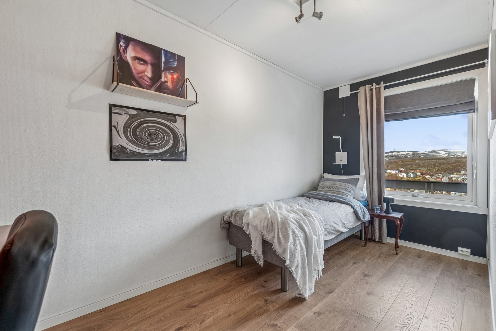 Samtlige 3 soverom i boligen har god plass for dobbeltseng og øvrig innredning som skrivebord, mindre inventar og ulike garderobeløsninger. Galleribilde