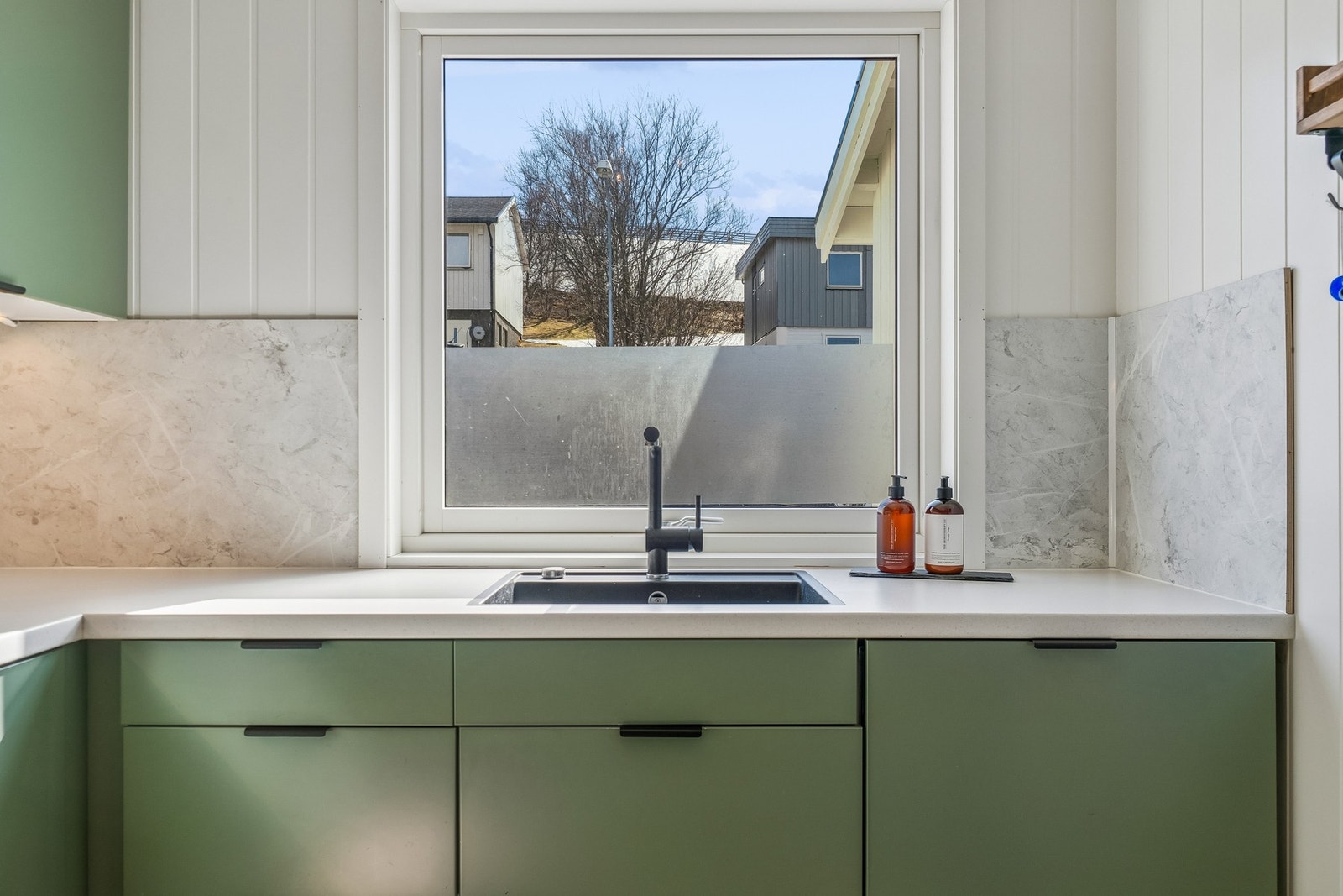 Innredningen er i en "U"-form og gir et moderne inntrykk, med god plass til matlaging og oppbevaring i skuffer og skap. Galleribilde