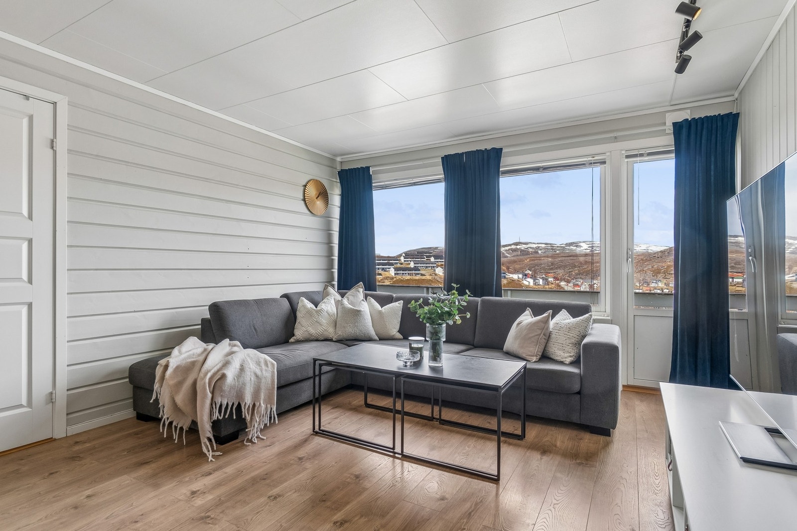 Her får du en praktisk og lys andelsleilighet på hjørnet av rekka, beliggende i et svært barnevennlig område. Galleribilde