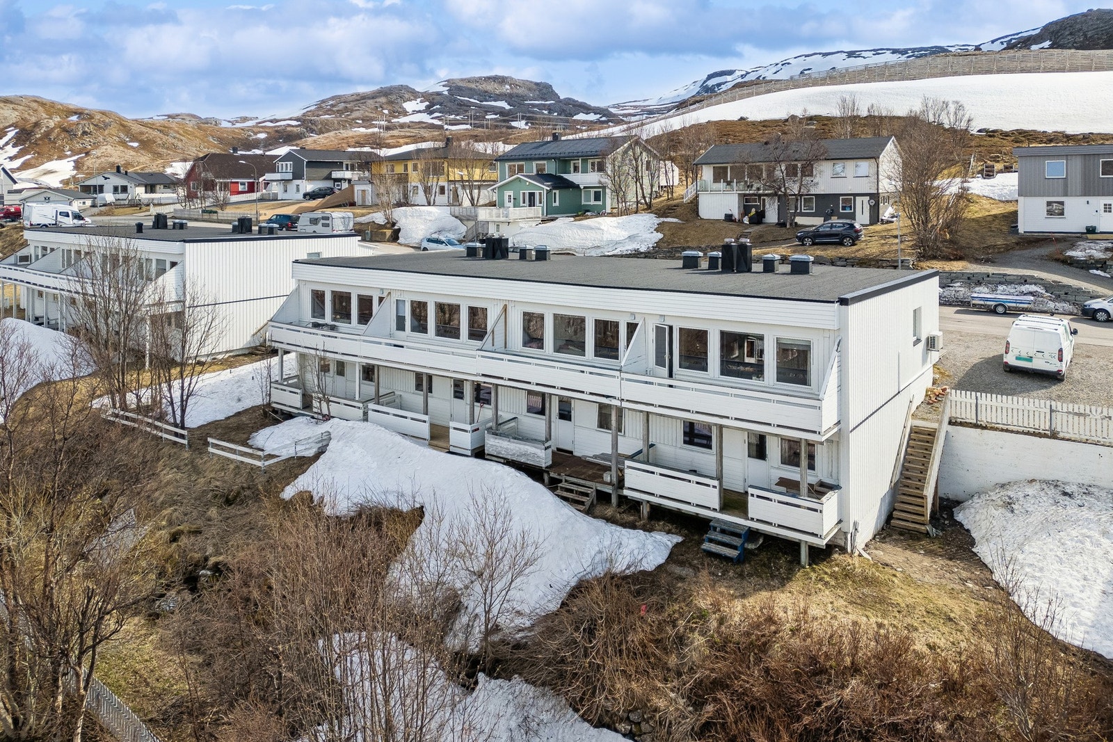 I nærheten har man både barneskole, barnehage, friluftsområder og dagligvarebutikk. Galleribilde