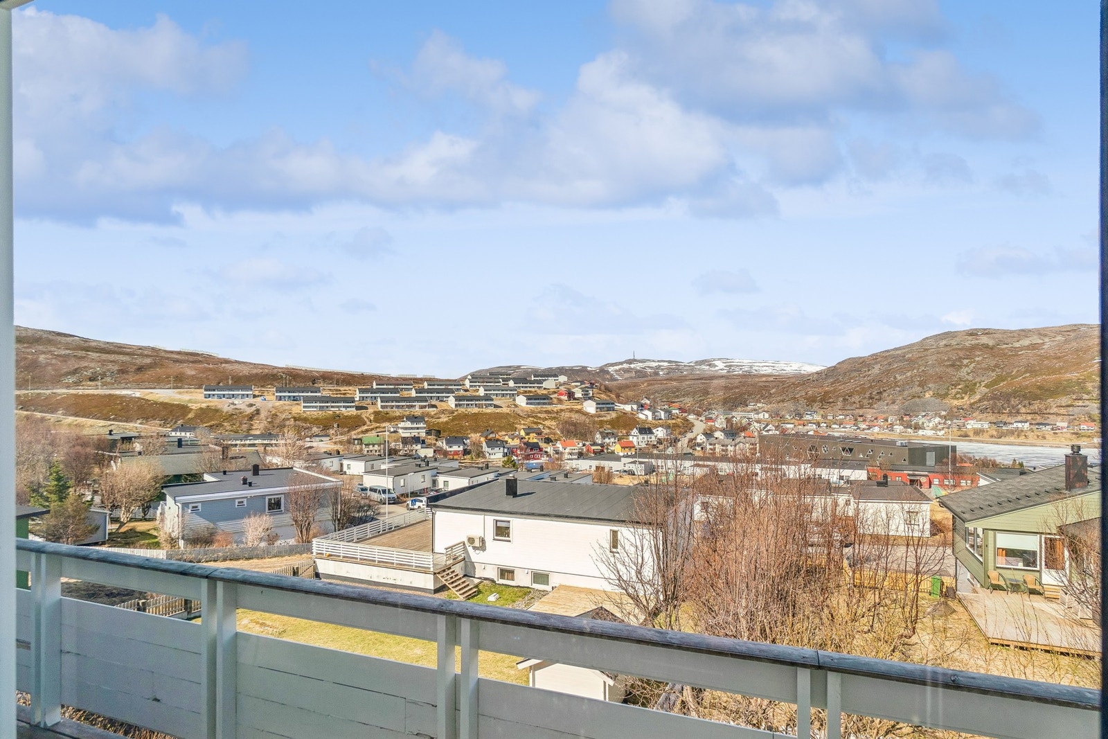 Boligen har en flott utsikt som kan nytes både innendørs og fra balkongen, med gode solforhold. Galleribilde