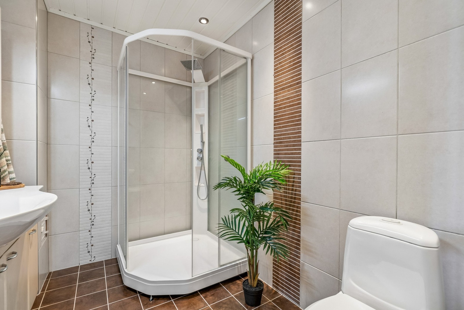 Øvrig på badet finner du toalett og baderomsinnredning med servant. Galleribilde