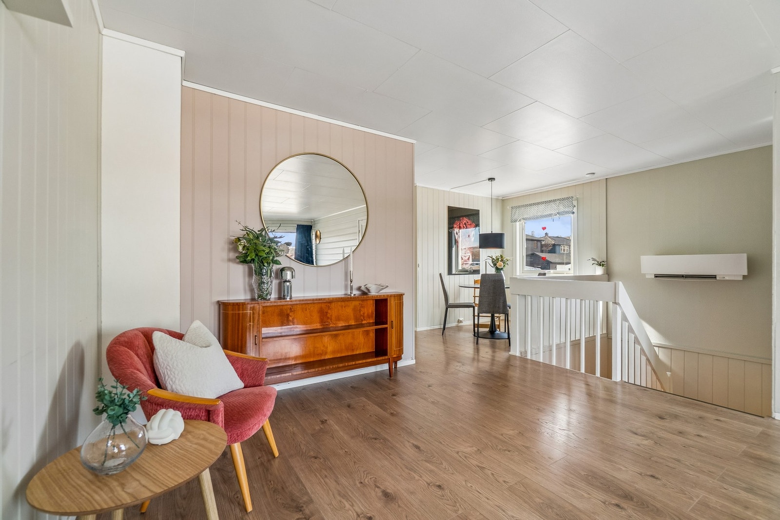 I den ene enden av stuen finner du kjøkkenet og plass til å innrede sittegrupper. Galleribilde