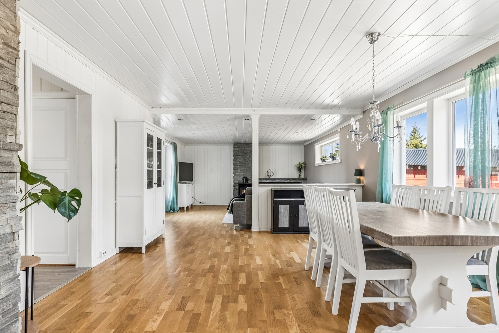 Stuen er lys og romslig med en åpen og luftig planløsning som gir gode møbleringsmuligheter. Galleribilde