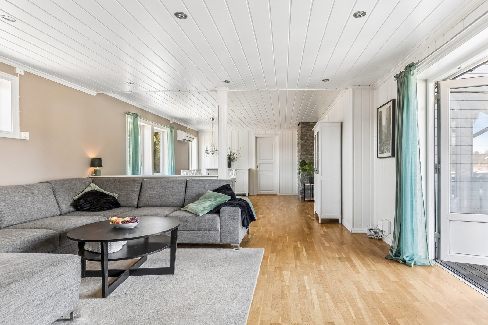 Romslig stue som byr på gode muligheter for ulike møbleringsløsninger. Galleribilde