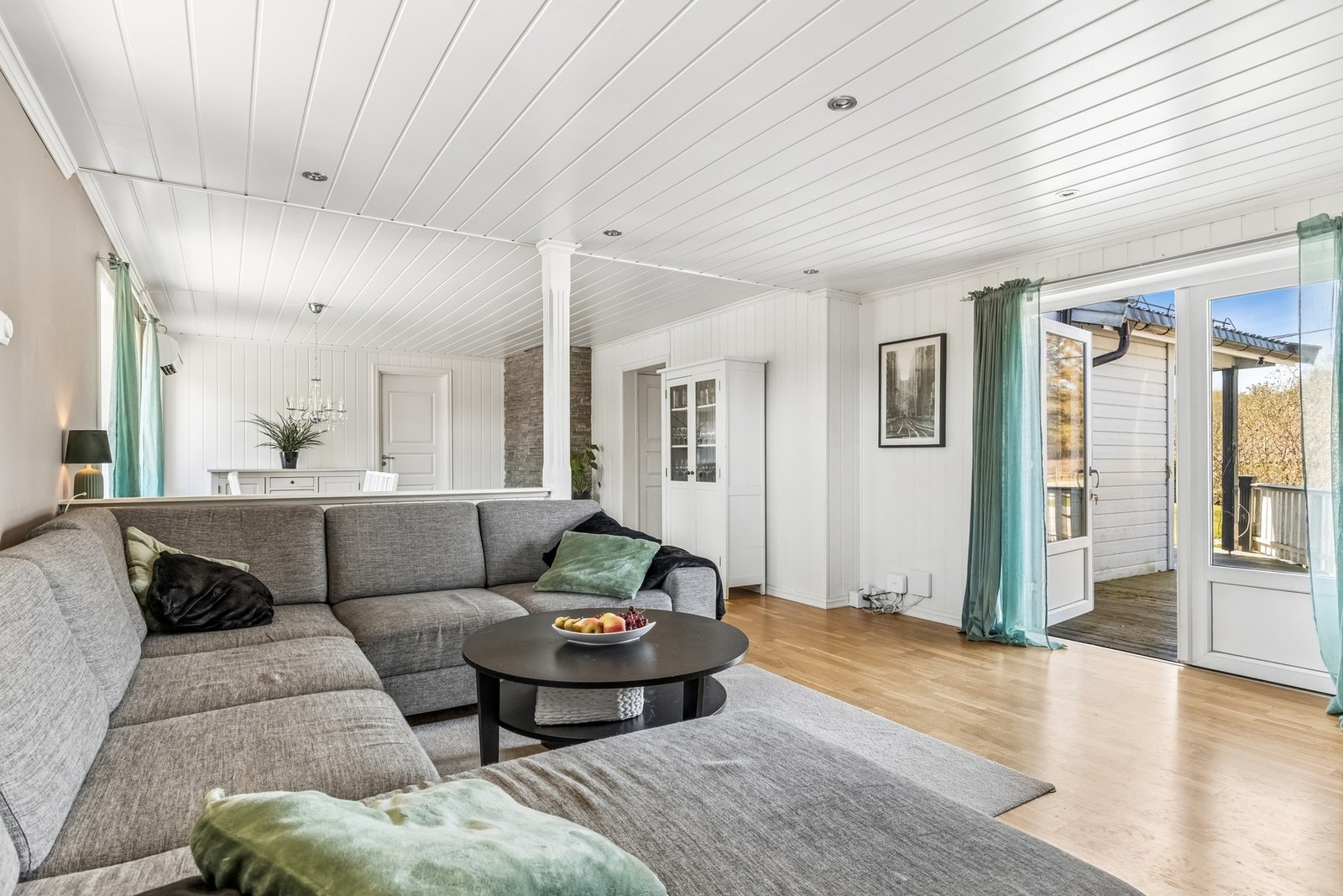 Fra oppholdsrommet er det også utgang til veranda, som gir en fin forlengelse av boligens oppholdsareal i sommerhalvåret. Galleribilde