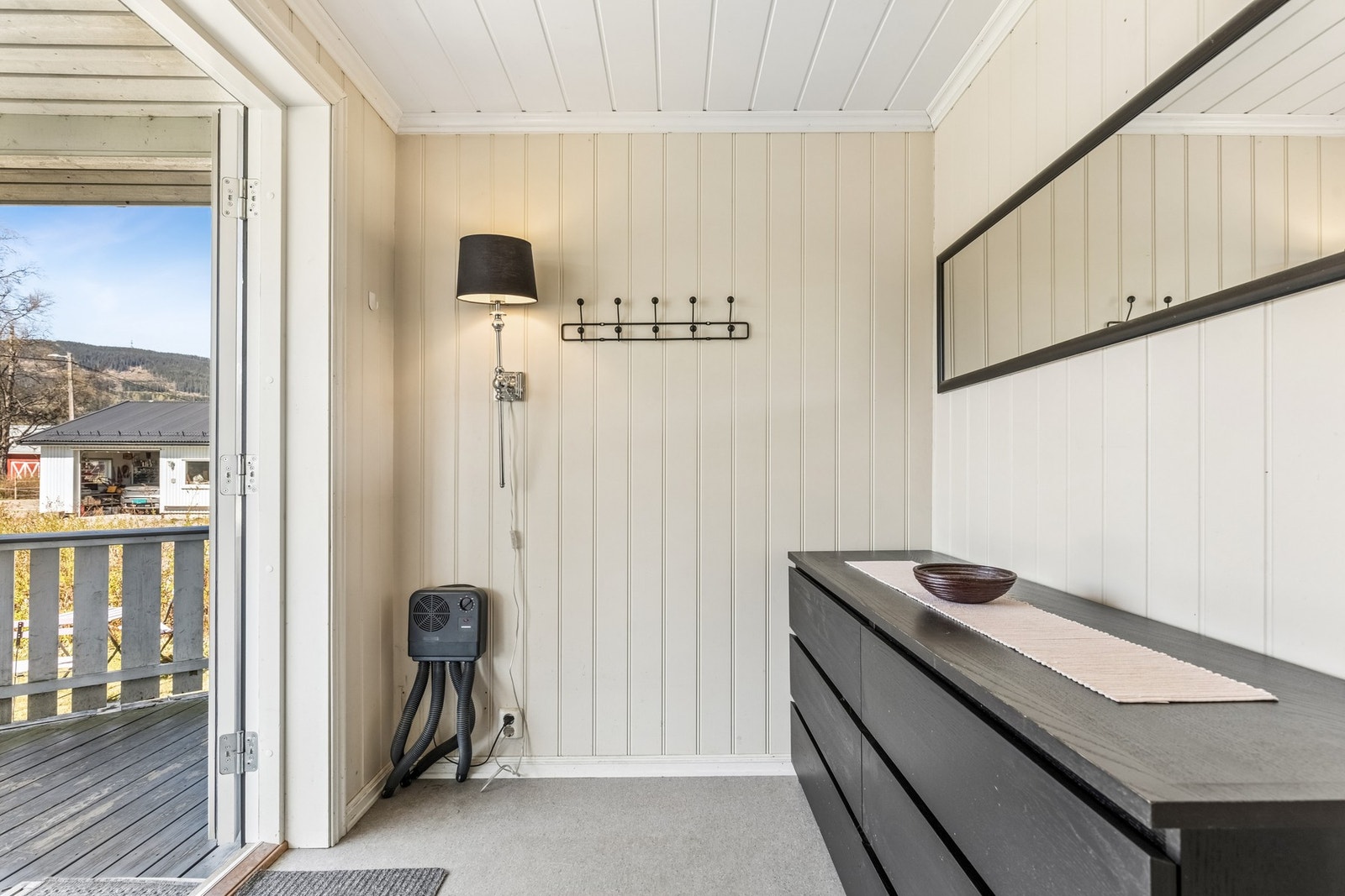 Boligen har en romslig og innbydende entré med god plass til oppbevaring av yttertøy og sko. Galleribilde