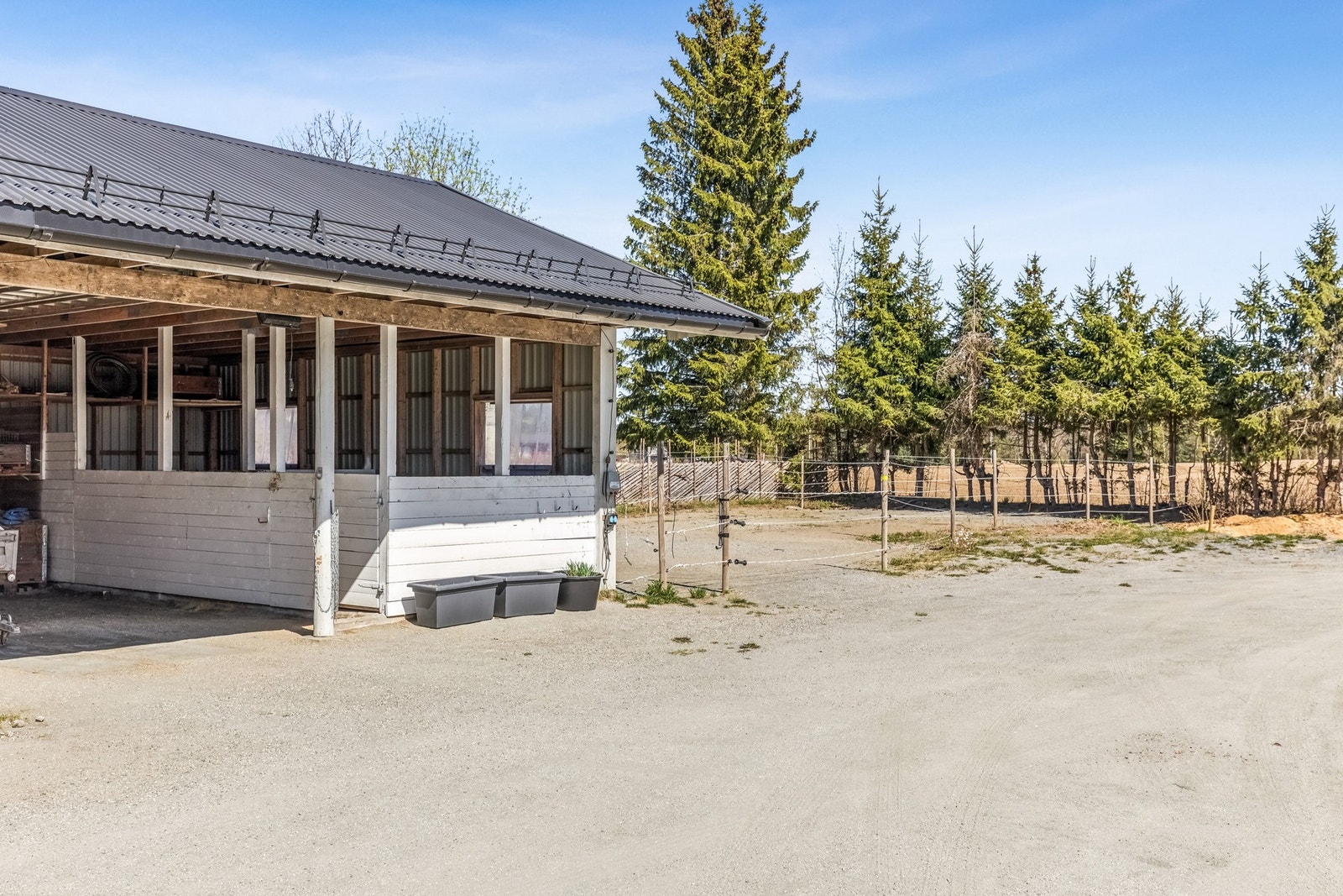For deg som ønsker plass til dyr og friluftsliv, ligger forholdene godt til rette med ridebane og mulighet for hestehold. Galleribilde