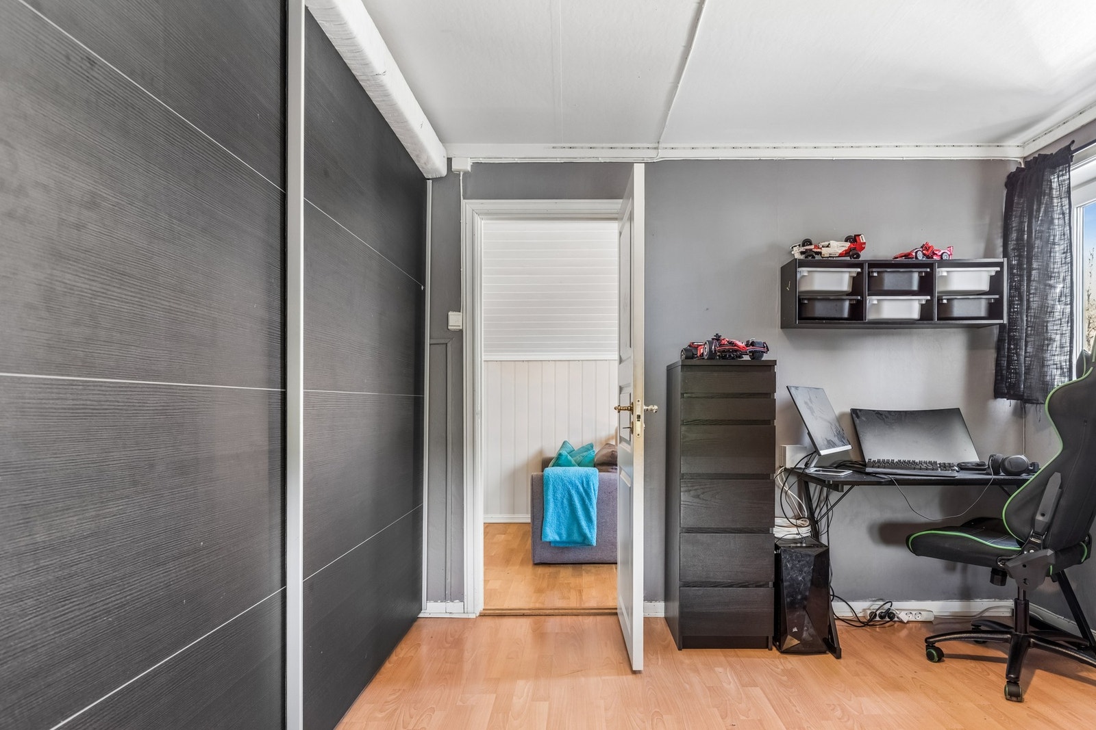 De øvrige soverommene passer godt som barnerom, gjesterom eller kontor, og gir boligen en fleksibel planløsning som kan tilpasses ulike behov og livsfaser. Galleribilde