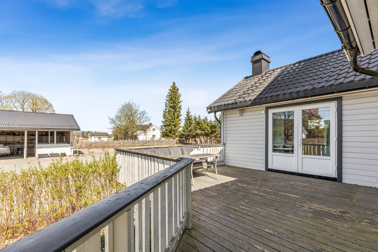 Boligen har en romslig veranda med gode solforhold og plass til utemøbler. Galleribilde