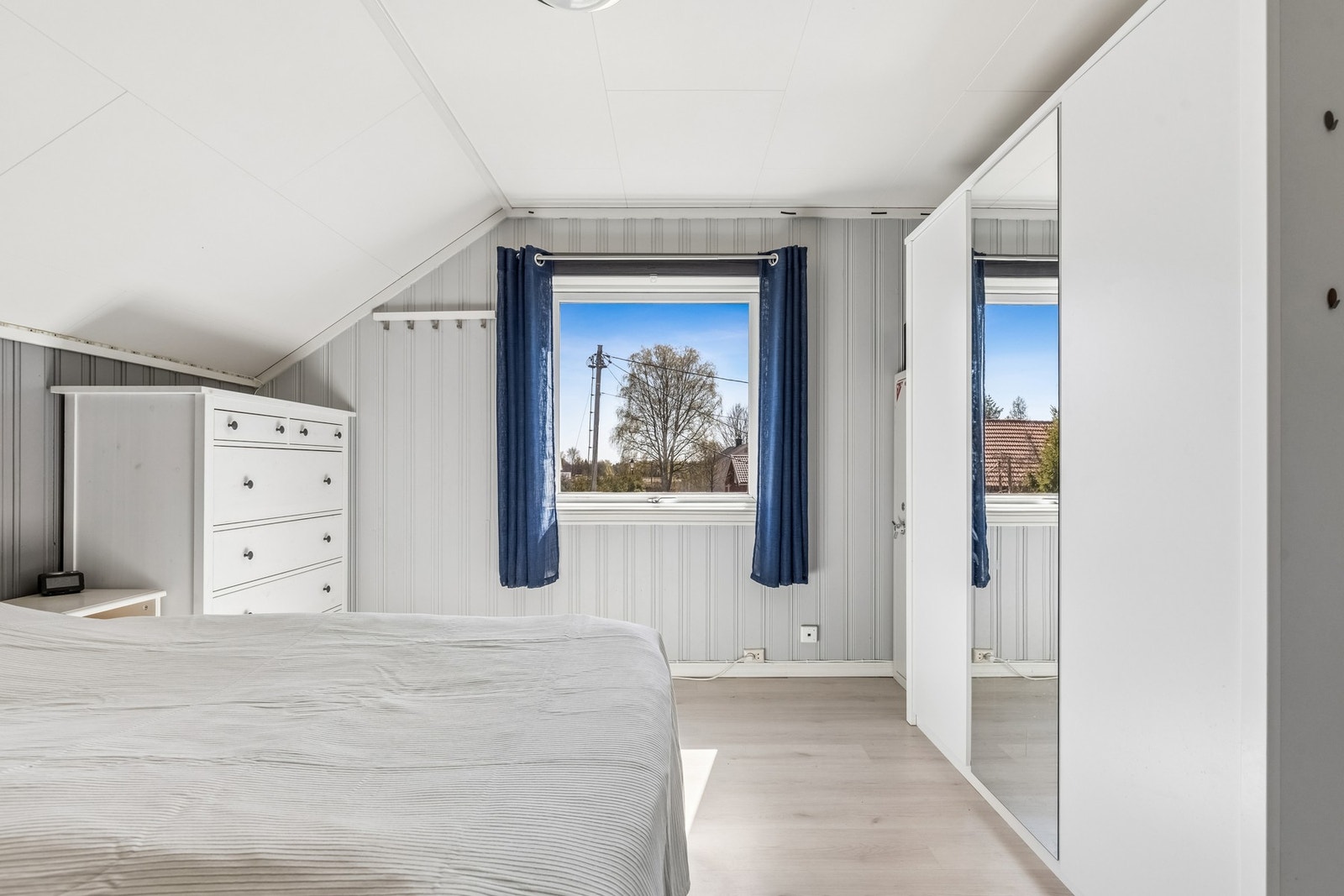 Hovedsoverommet i loftsetasjen fremstår som romslig og har god plass til dobbeltseng og garderobeløsning. Galleribilde