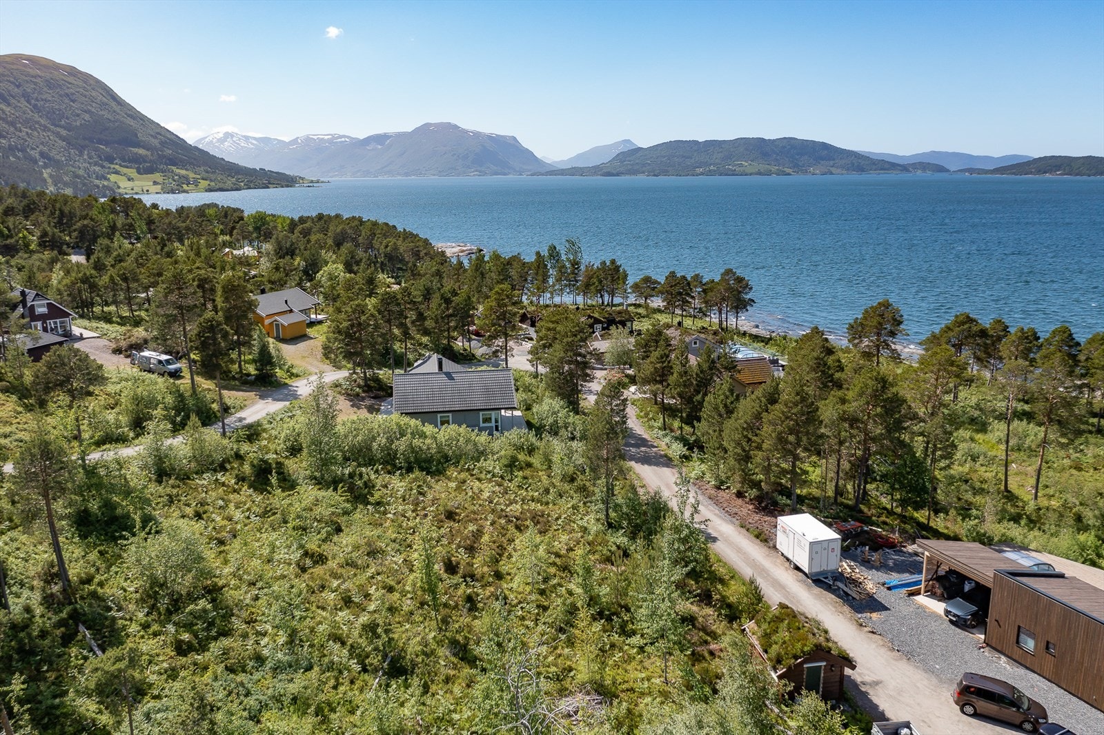 Vestover ser man Bergsøya med Meekknoken i bakgrunnen, Gjemnesaksla, Stokknoken og fjellene som går innover Storlandet. Helt til venstre ser man Nøssa, som er en fin tur man kan gå opp fra Torvika. Galleribilde