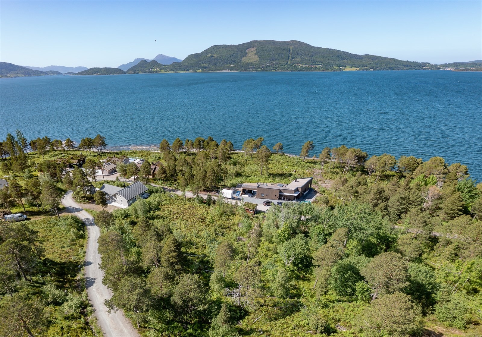 Nordvestover ser man over Tingvollfjorden mot Vettafjellet, og kan se Lågfjellet og Freikollen i bakgrunnen. Galleribilde