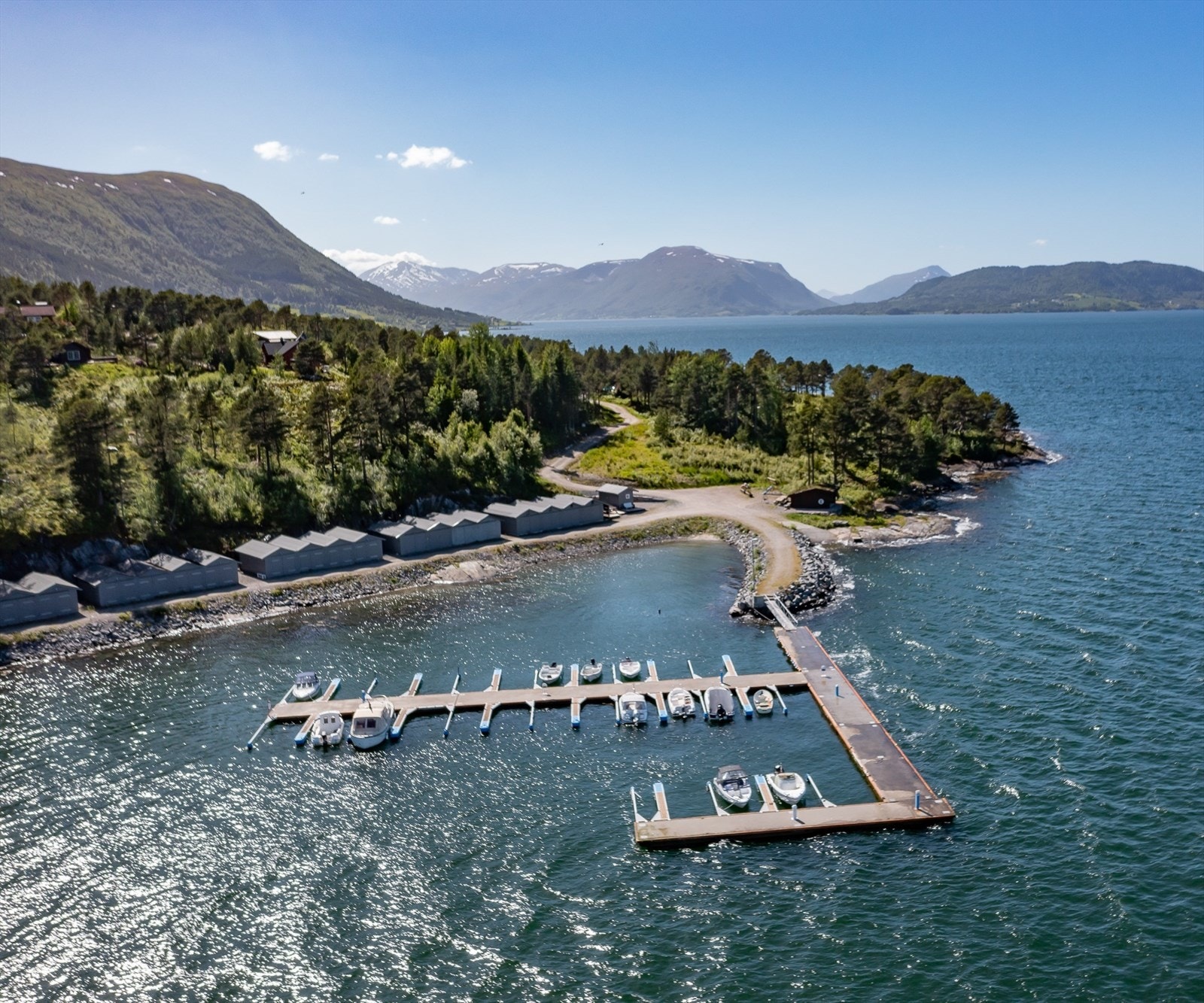 Kort vei ned til sjøen hvor det er etablert båtanlegg og naust Galleribilde