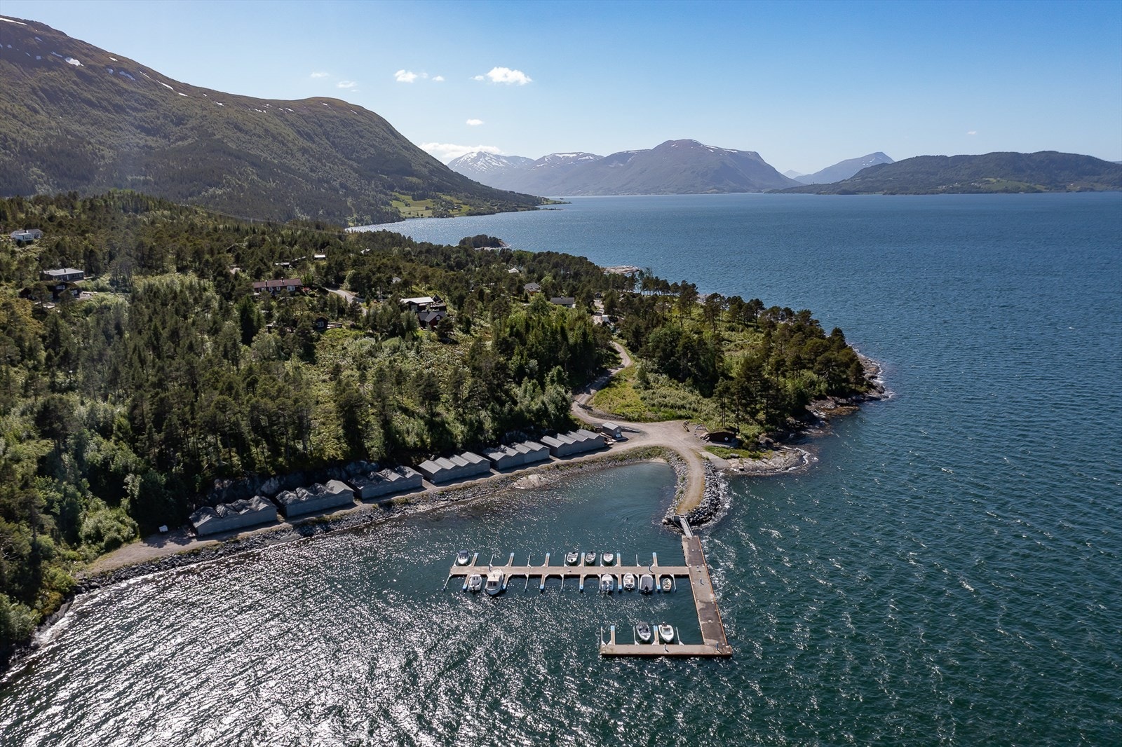 Det er fellesområde med gapahauk og felles serviceanlegg med toalett. Galleribilde