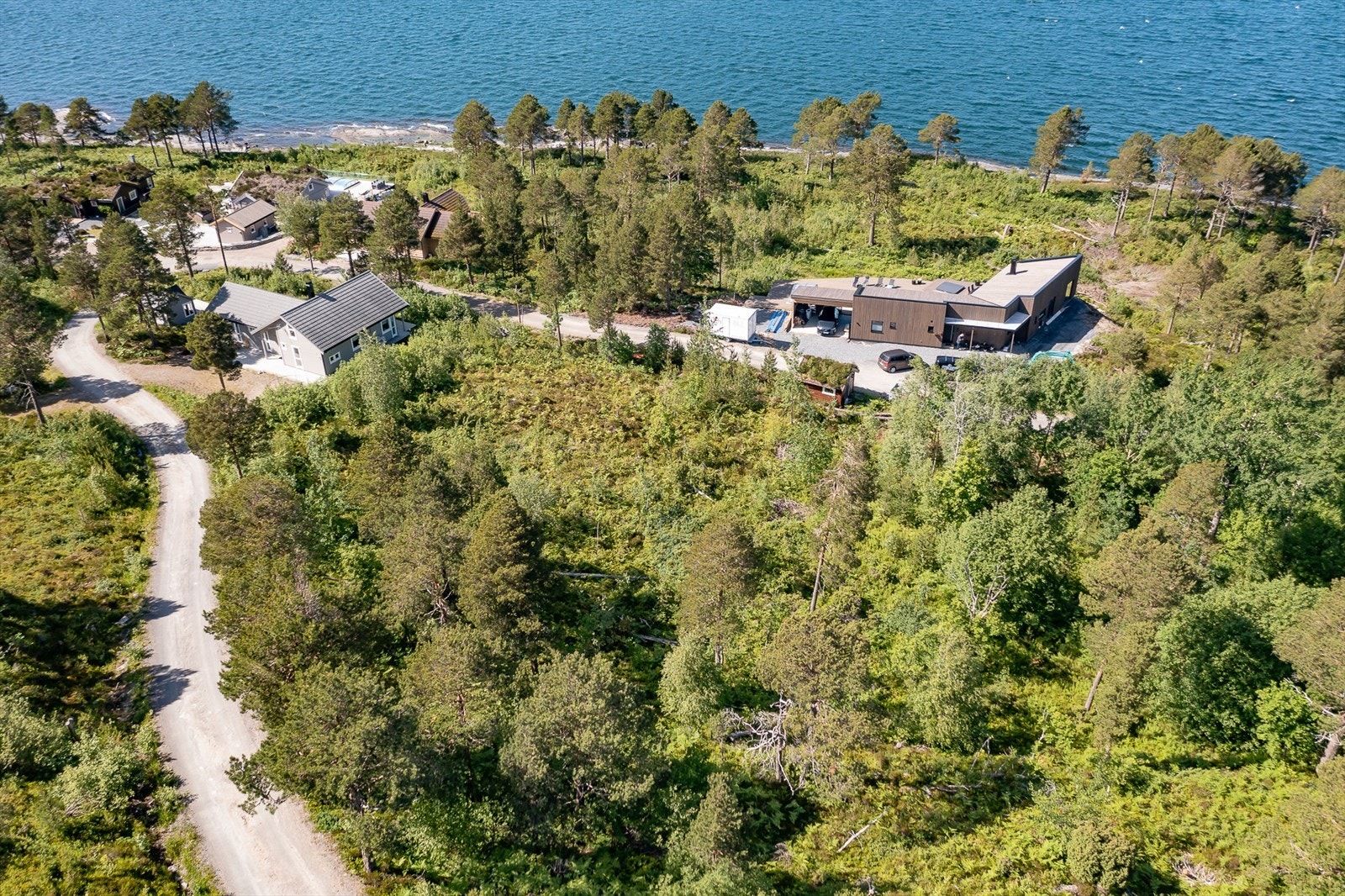 Veletablert hyttefelt på Kvalvågneset, med Tingvollfjorden som nærmeste nabo. Galleribilde