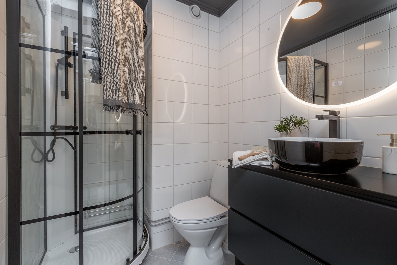 Det flislagte badet har fått ny innredning og dusjkabinett, Galleribilde
