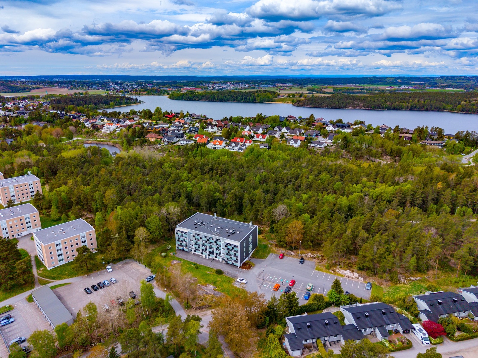 Kurland er et meget attraktivt område! Sentralt - men "i" skogen... Galleribilde