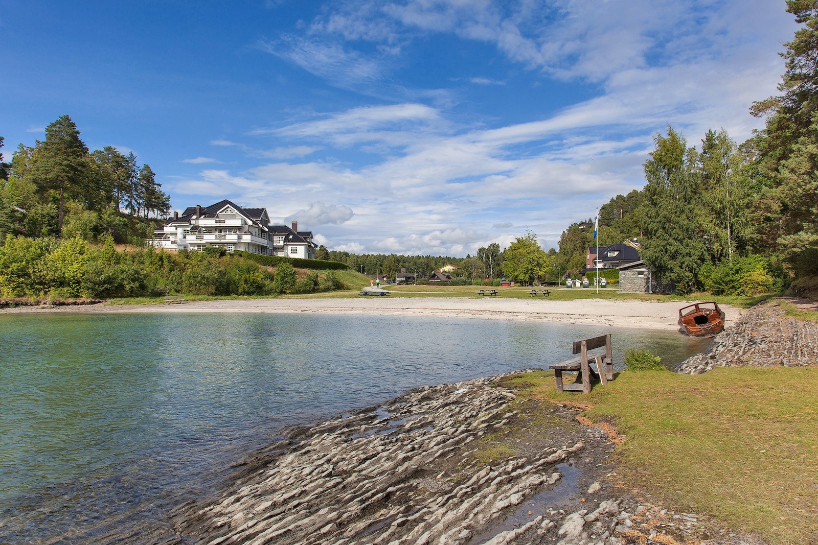 Hvamodden med fin badestrand og vakre friområder langs sjøen - kun ca. 12 minutters gange fra leiligheten Galleribilde