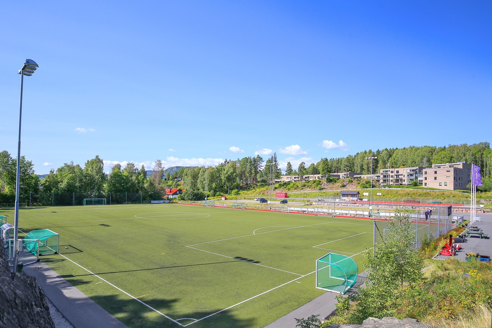 Godt idrettstilbud på Nesøya med bl.a. 2 kunstgressbaner, 6 tennisbaner, løpebane, Tuftepark, seilklubb m.m. Galleribilde