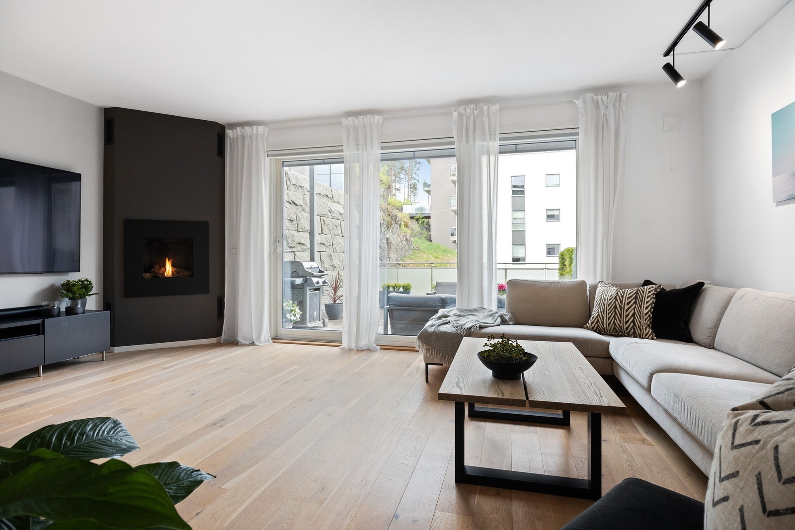 Gasspeis i stuen tilknyttet felles gassanlegg i sameiet og utgang til stor (ca. 31 kvm) terrasse. Galleribilde