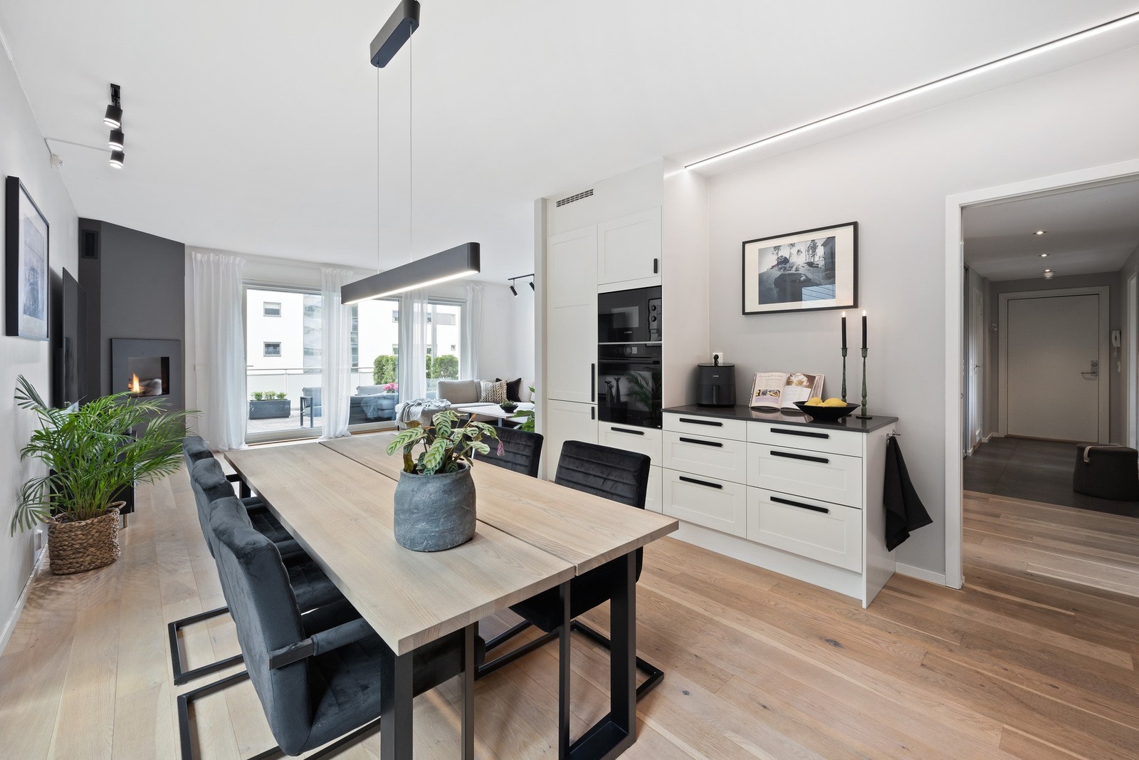 Lekkert, romslig kjøkken i åpen løsning mot spisestuen og med utgang til terrasse. Det ble satt inn ny kjøkkeninnredning og hvitevarer i ca. 2020. Galleribilde