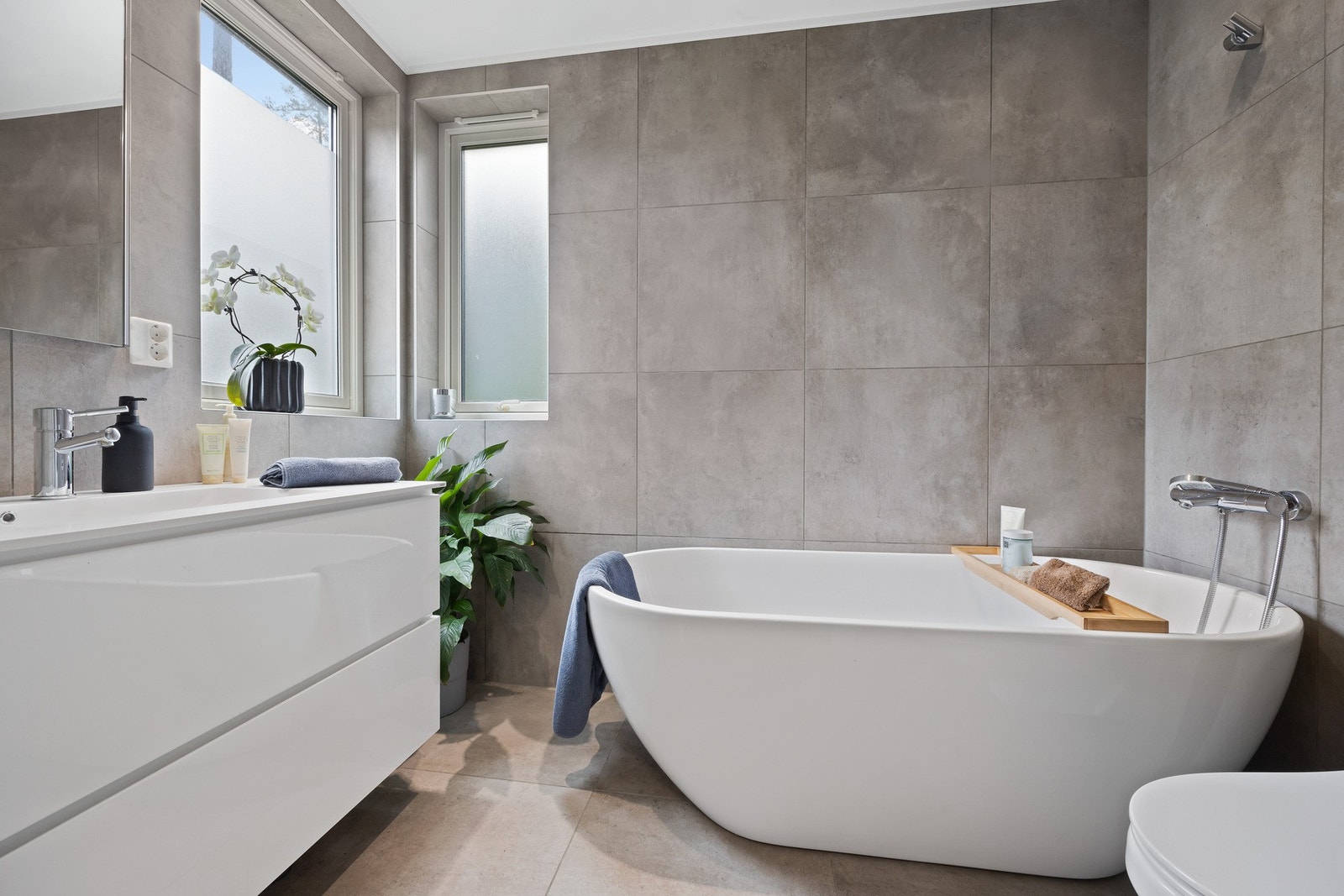 Leiligheten har to bad + et separat vaskerom. Dette badet er tilknyttet til hovedsoverommet. Galleribilde