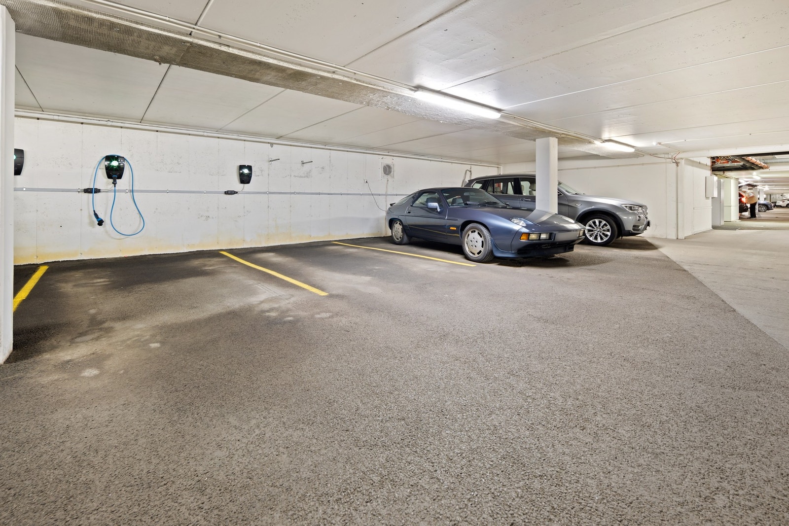 Garasjeplass med el.bil-lader i felles garasjekjeller. Enkel tilgang med heis. Galleribilde