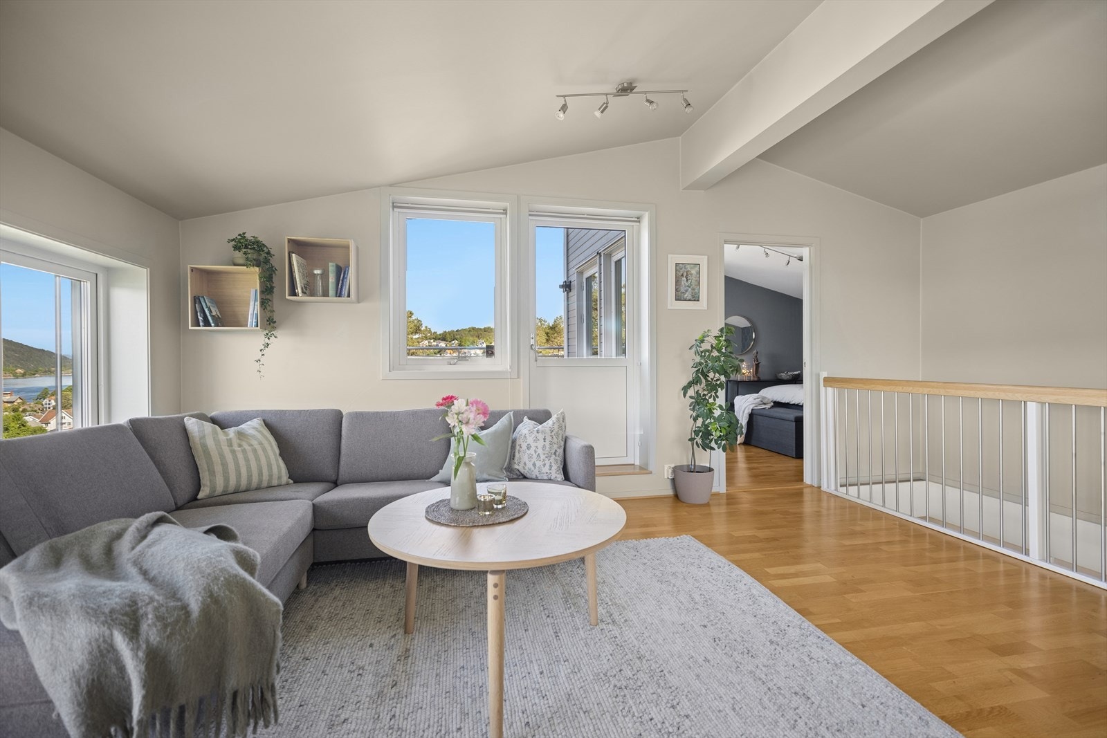 Fra stuen i 2.etasje er det utgang til en Nord-vest vendt terrasse. Galleribilde